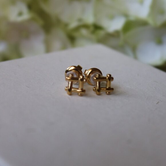 Gold tiny studs - Picture 1 of 2